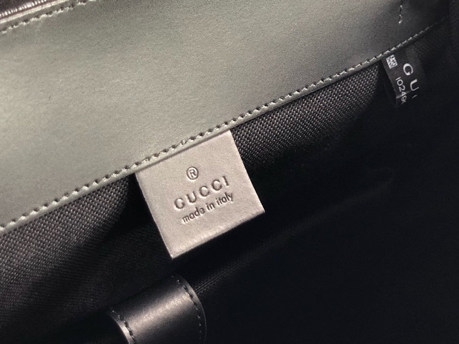 Mochila Couro Padrão Letras Entrelaçadas