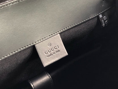 Mochila Couro Padrão Letras Entrelaçadas