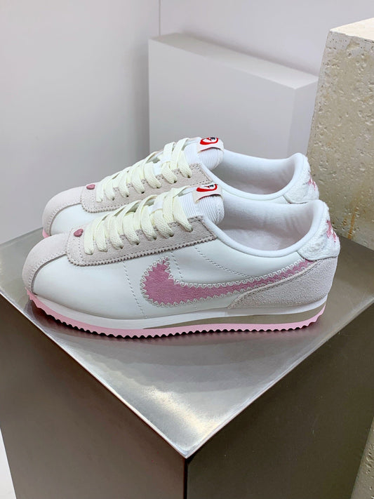 Tênis Couro Casual Branco Detalhe Vermelho Temático