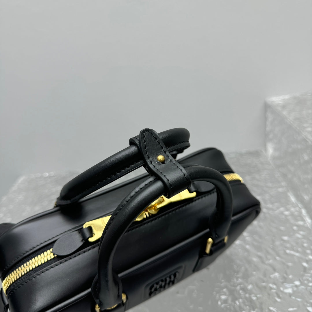 Bolsa Couro Estruturada Bege Placa Triangular