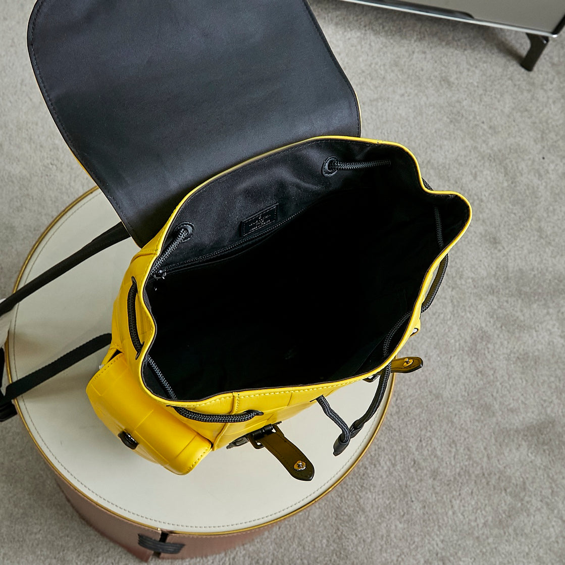 Mochila Couro Amarela Padrão Monograma Geométrico
