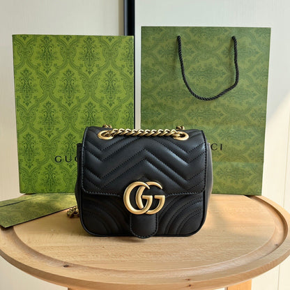 Bolsa Pequena Couro Preto Letras Entrelaçadas Mini