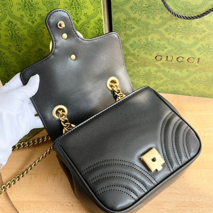 Bolsa Pequena Couro Preto Letras Entrelaçadas Mini