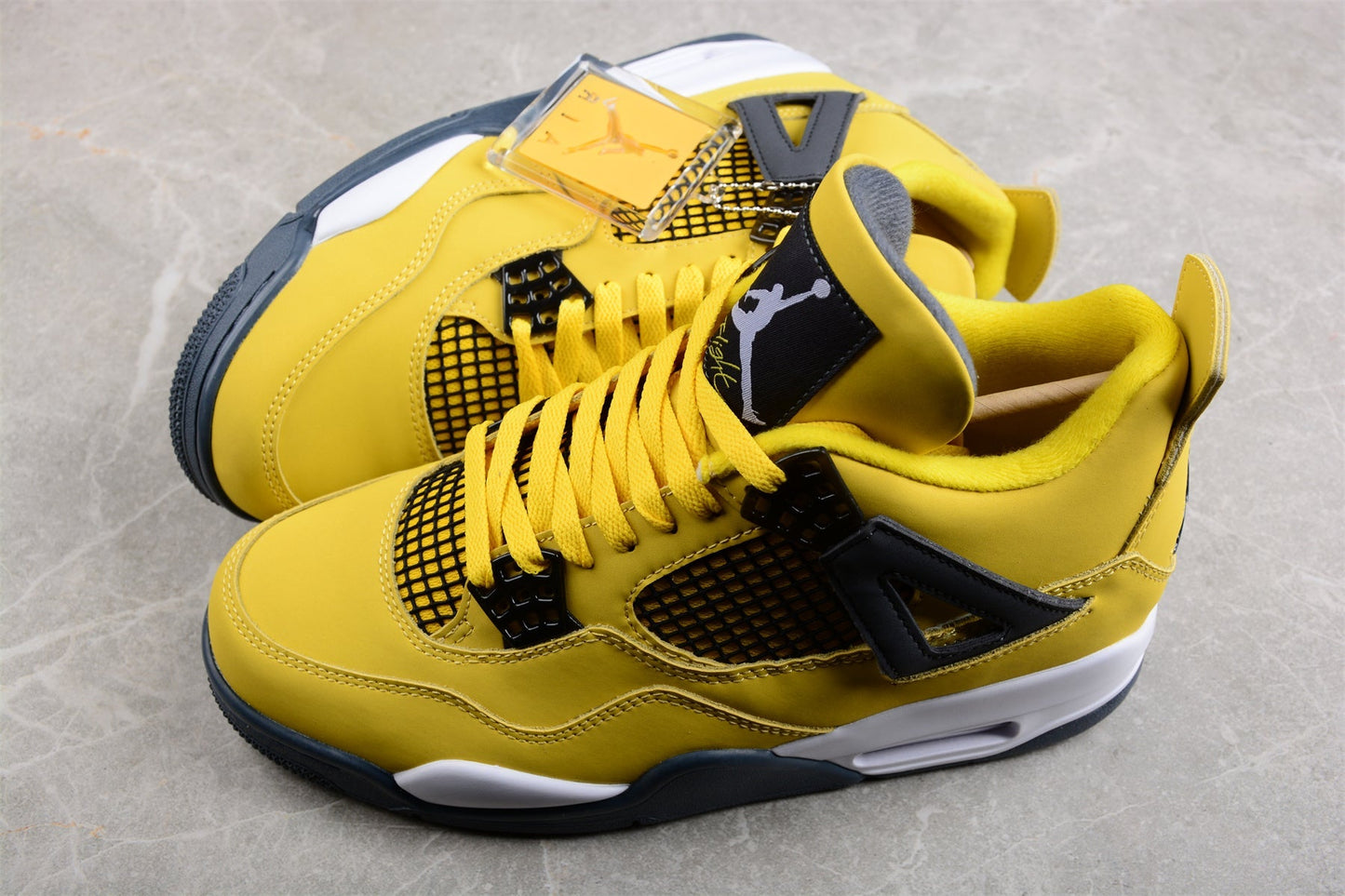 Tênis Cano Alto Basquete Preto Detalhes Amarelo Raio