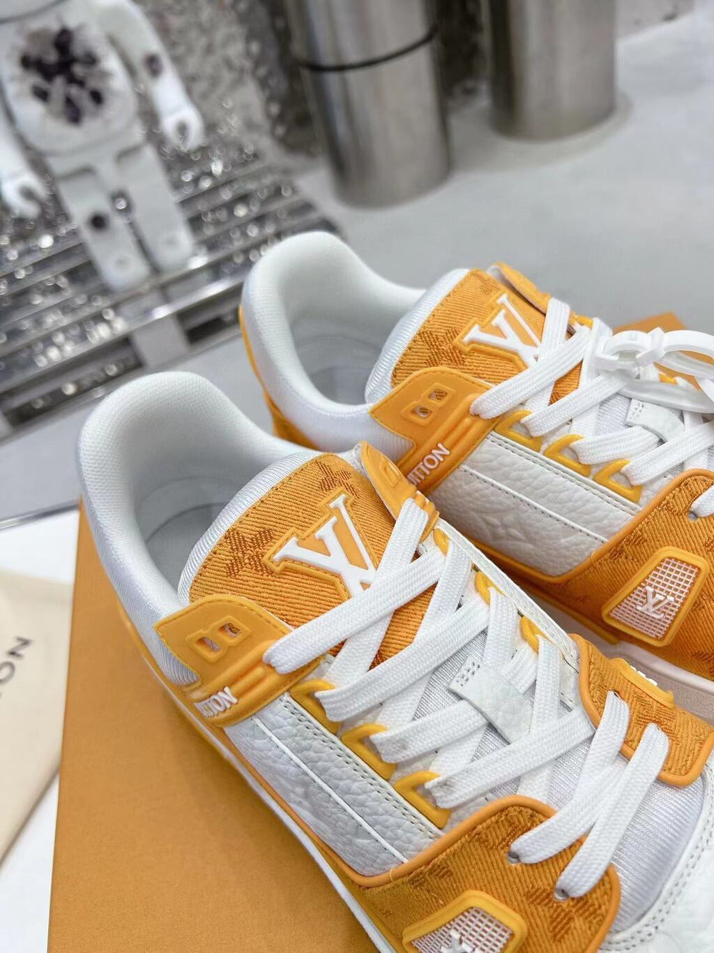 Tênis Cano Baixo Denim Amarelo Padrão Monograma Geométrico Branco