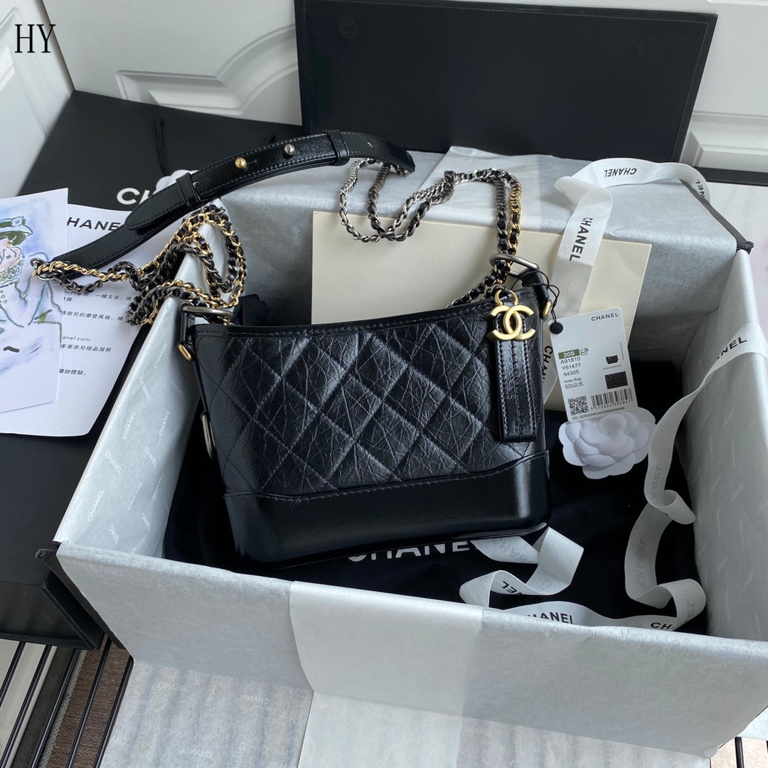 Bolsa Hobo Couro Preto Pequena com Alça Corrente