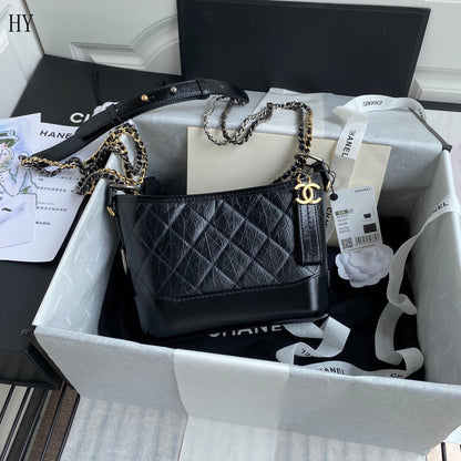 Bolsa Hobo Couro Preto Pequena com Alça Corrente