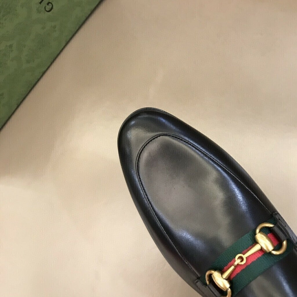 Mocassim Couro Padrão Letras Entrelaçadas Marrom