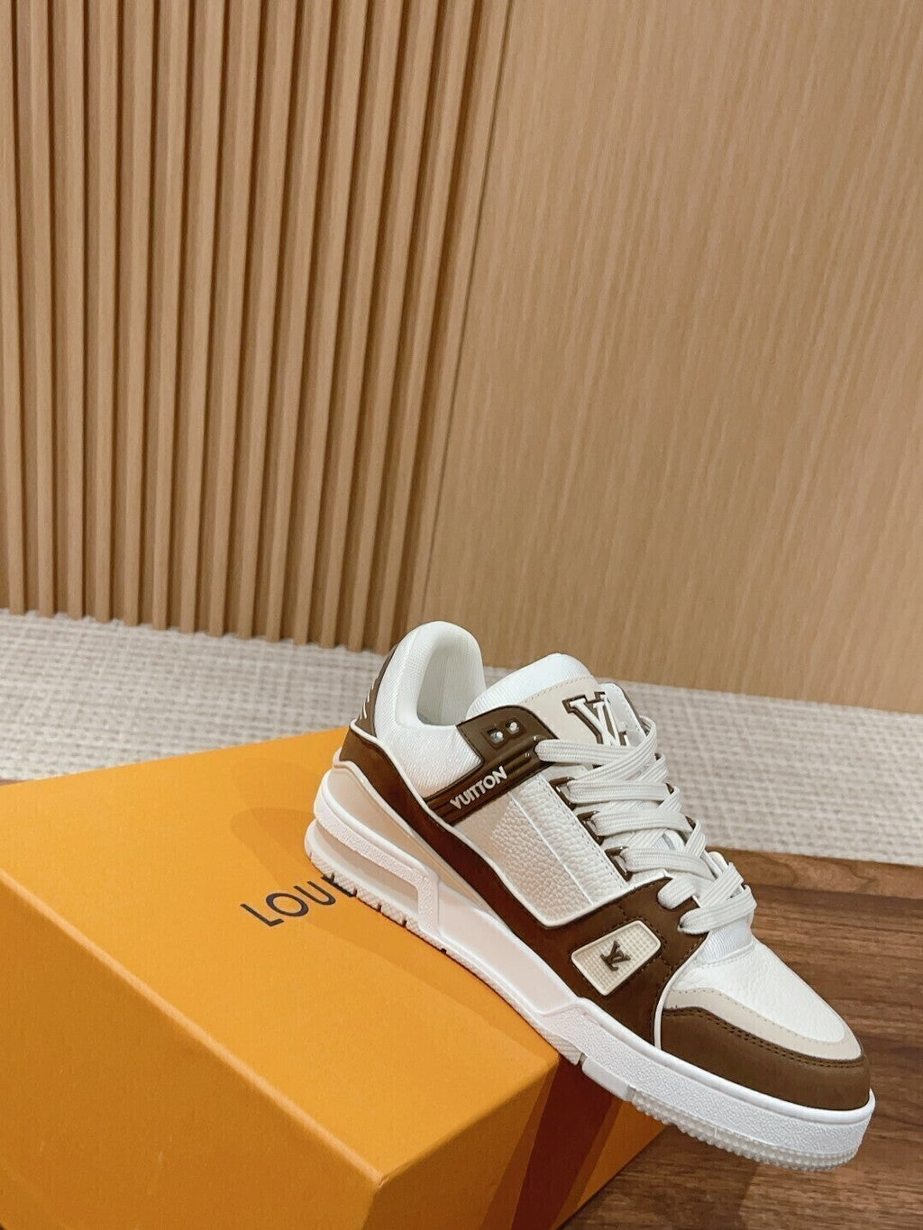 Tênis Couro Branco com Detalhe Marrom