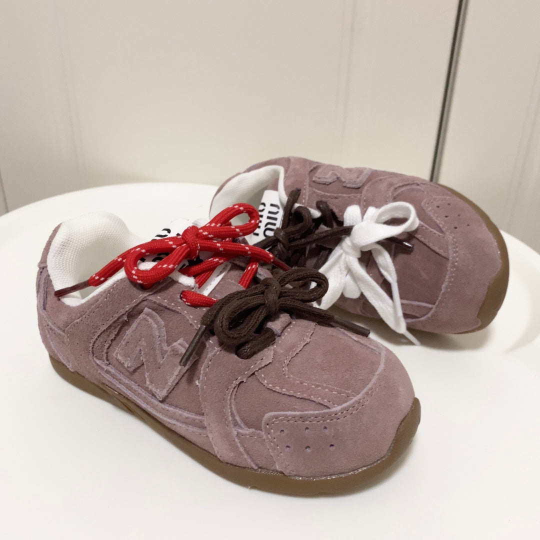 Tênis Infantil Malha Rosa Detalhes Laterais Cinza