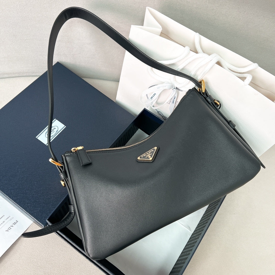Bolsa Estruturada Couro Preto Placa Triangular