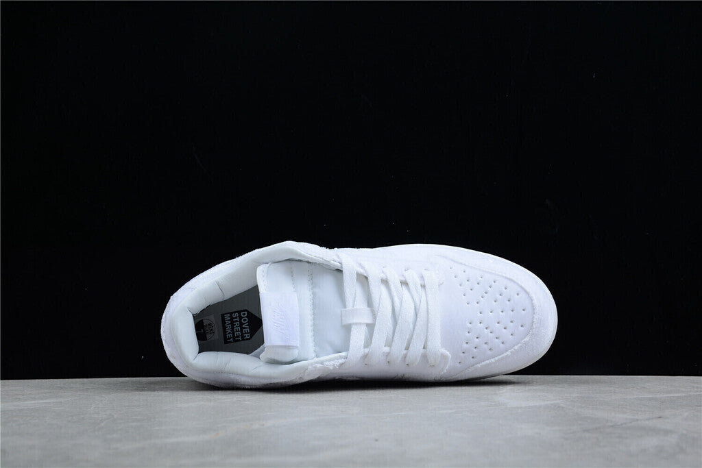 Tênis Cano Baixo Veludo Branco com Detalhes em Relevo