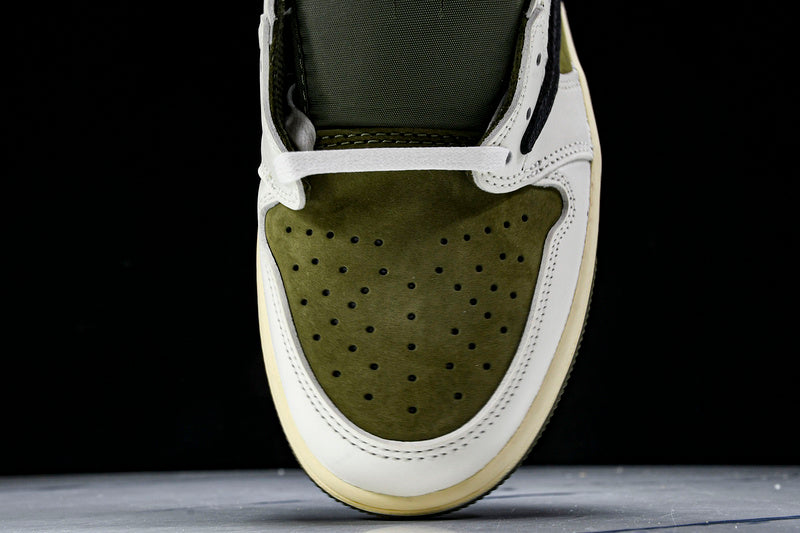 Tênis Cano Baixo Couro Tons de Olive com Detalhes Contrastantes