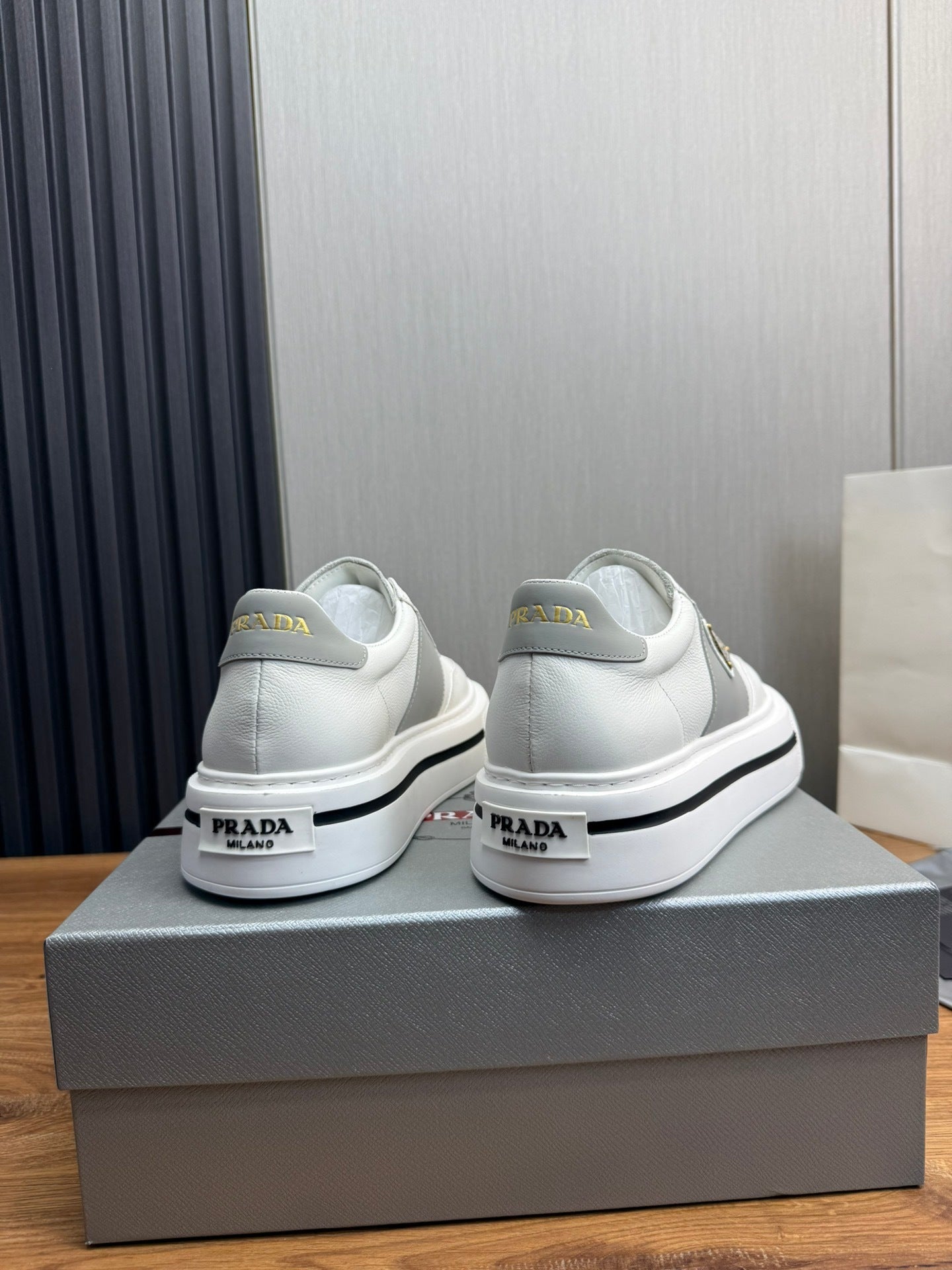 Tênis Couro Cano Baixo Branco Detalhes Minimalistas