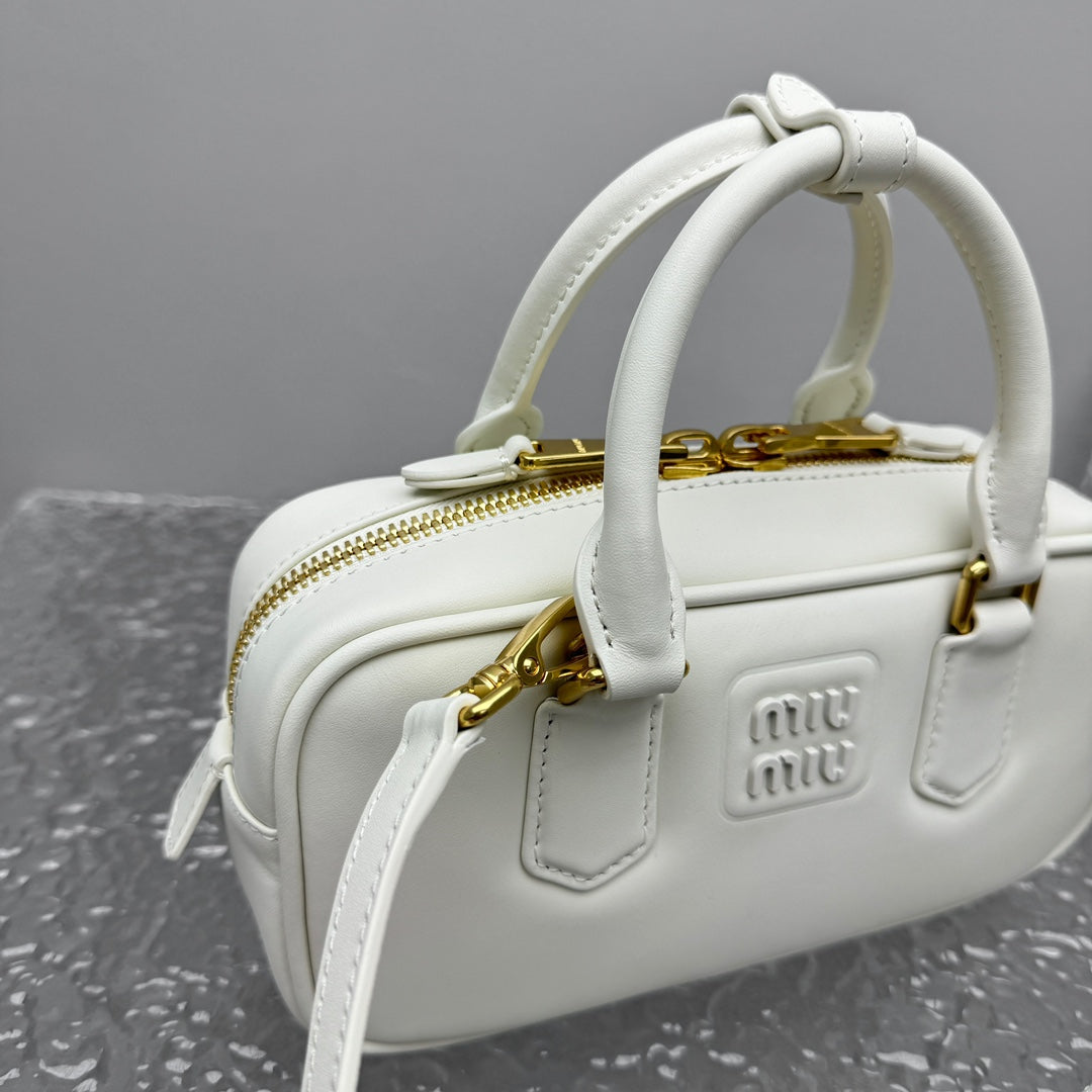 Bolsa Couro Estruturada Marrom Placa Frontal
