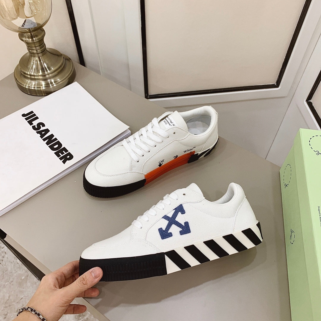 Tênis Canvas Branco Cano Baixo Detalhe Costuras