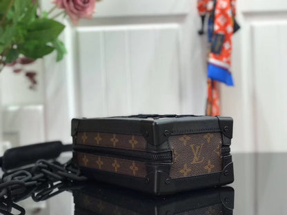 Bolsa Satchel Couro Padrão Monograma Geométrico Preto Vertical