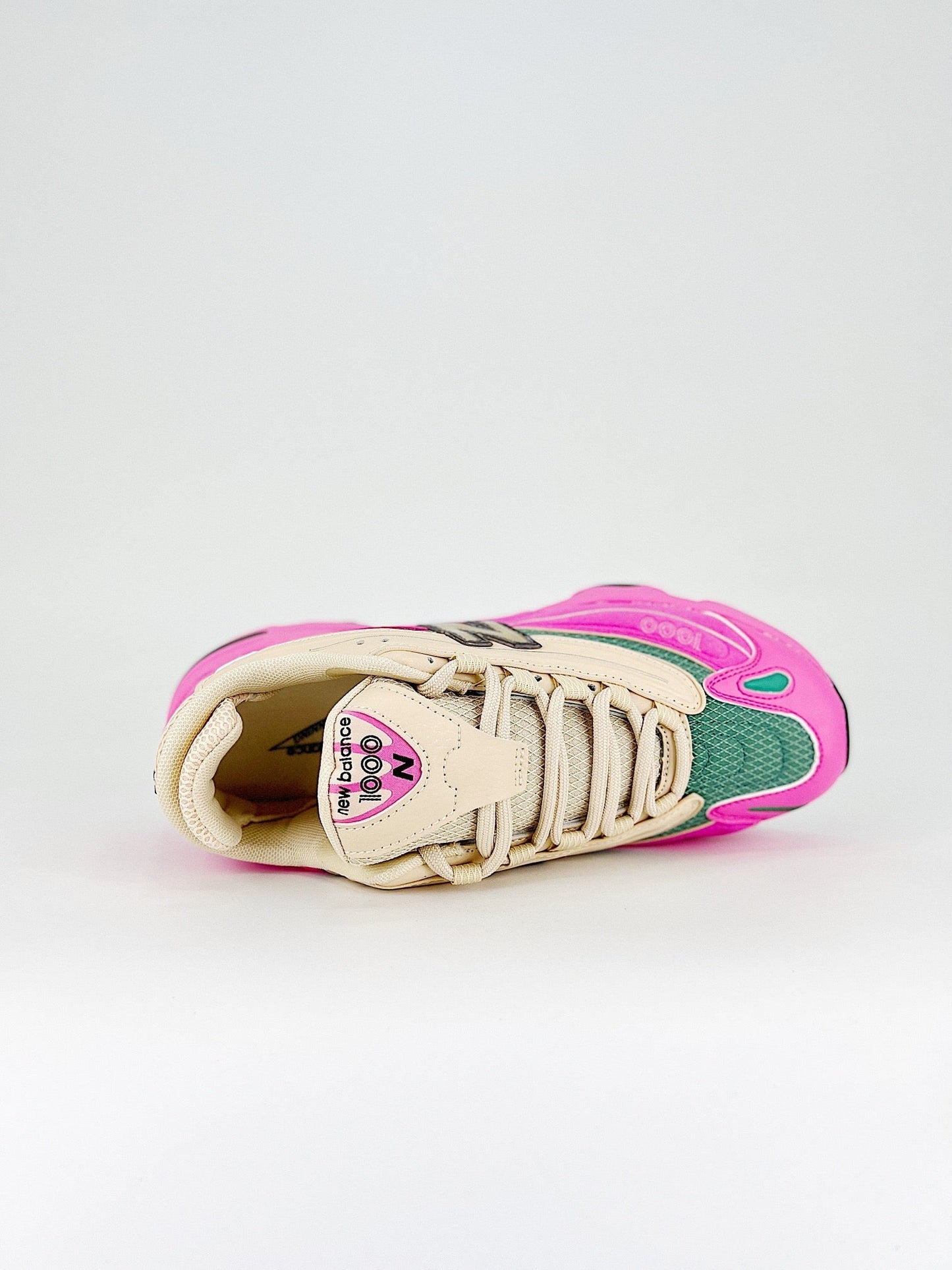 Tênis Runner Camurça Bege Detalhes Rosa e Verde