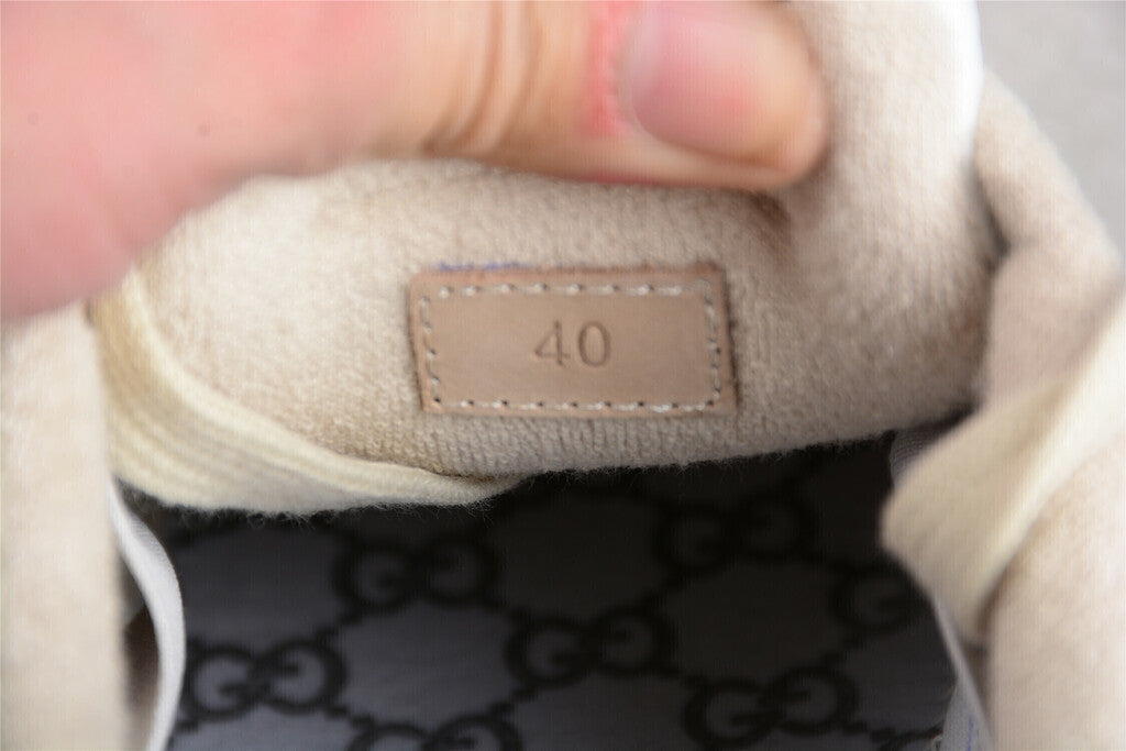 Tênis Couro Creme Detalhes Laterais Minimalista