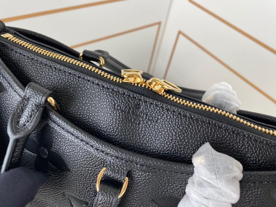 Bolsa Satchel Couro Estruturada Marrom Placa Triangular