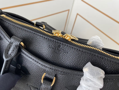 Bolsa Satchel Couro Estruturada Marrom Placa Triangular