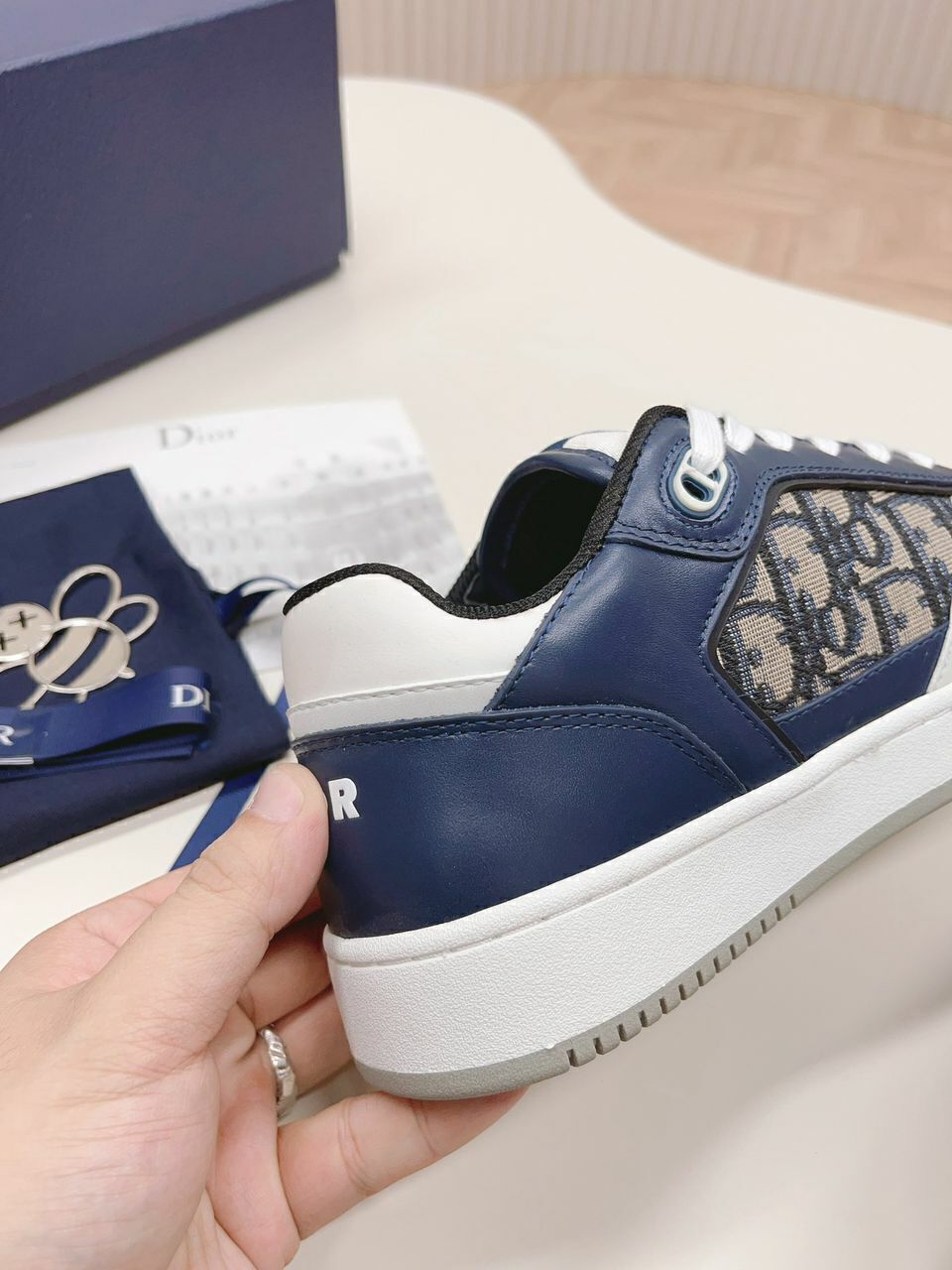 Tênis Cano Baixo Jacquard Padrão Inclinado Bege Azul e Creme