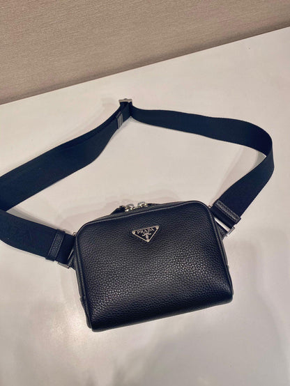 Bolsa Shoulder Couro Preto Placa Triangular