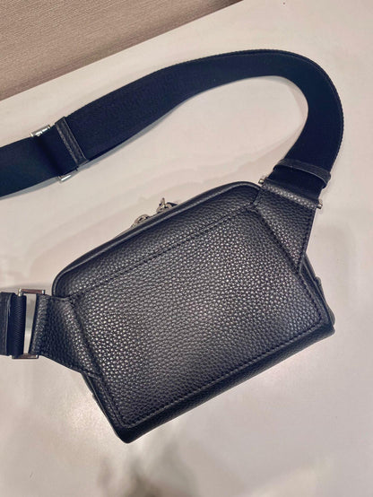 Bolsa Shoulder Couro Preto Placa Triangular