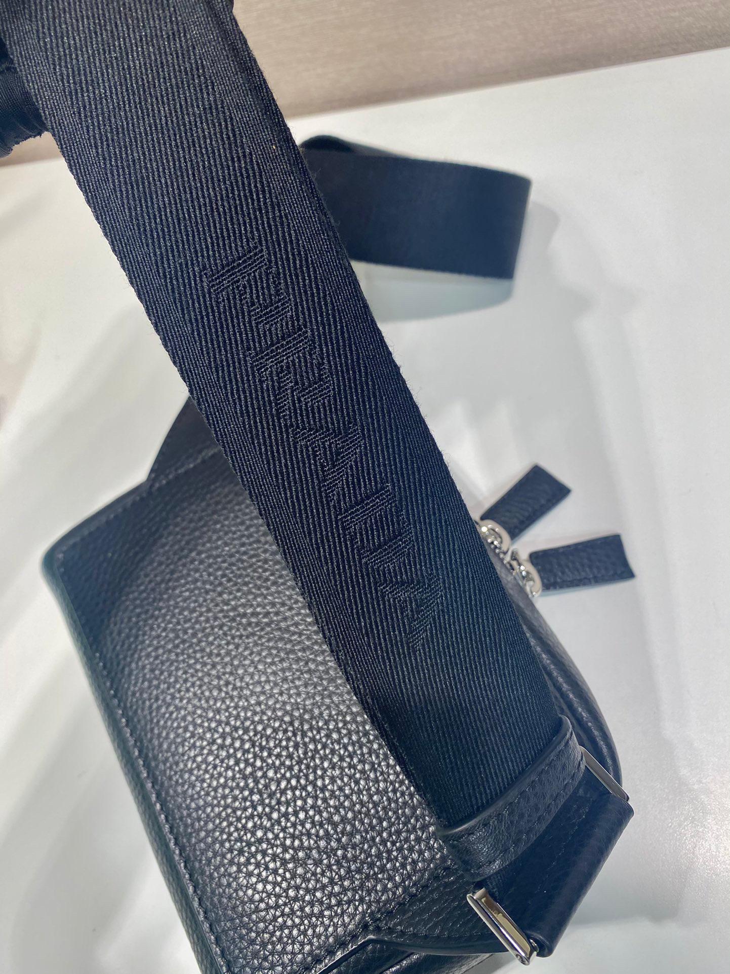 Bolsa Shoulder Couro Preto Placa Triangular