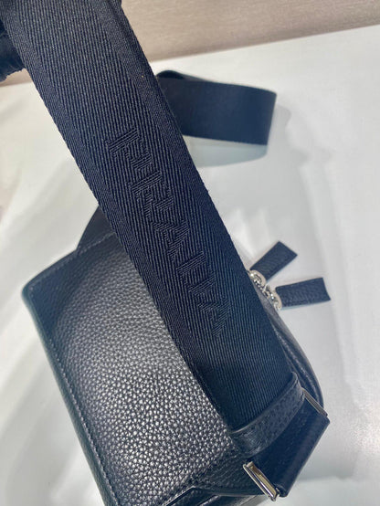 Bolsa Shoulder Couro Preto Placa Triangular