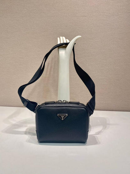 Bolsa Shoulder Couro Preto Placa Triangular