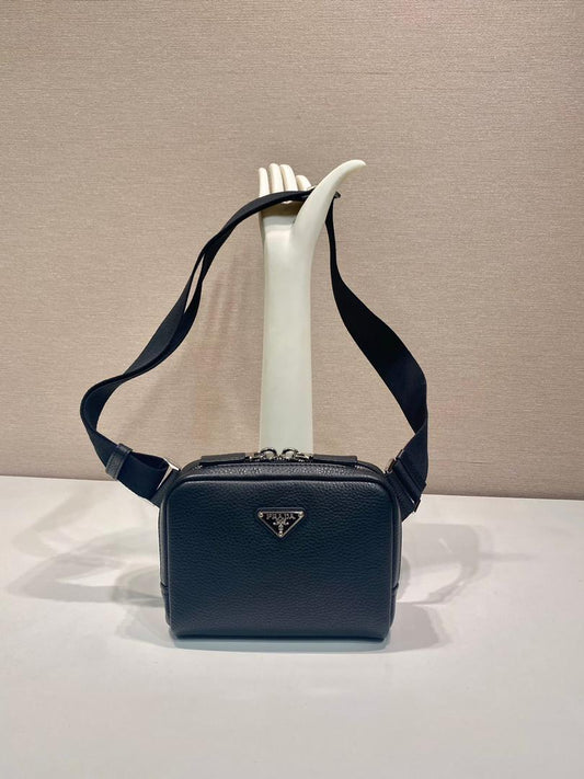 Bolsa Shoulder Couro Preto Placa Triangular