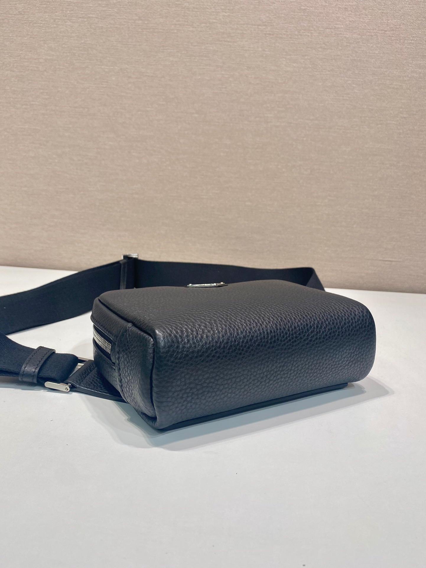 Bolsa Shoulder Couro Preto Placa Triangular