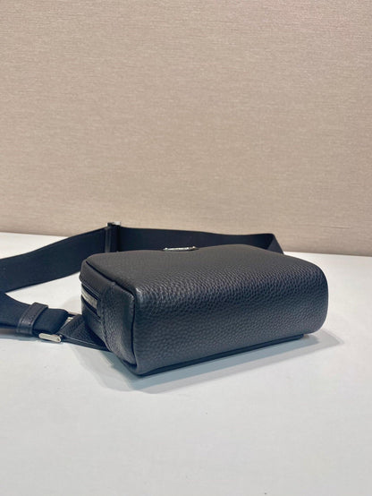 Bolsa Shoulder Couro Preto Placa Triangular
