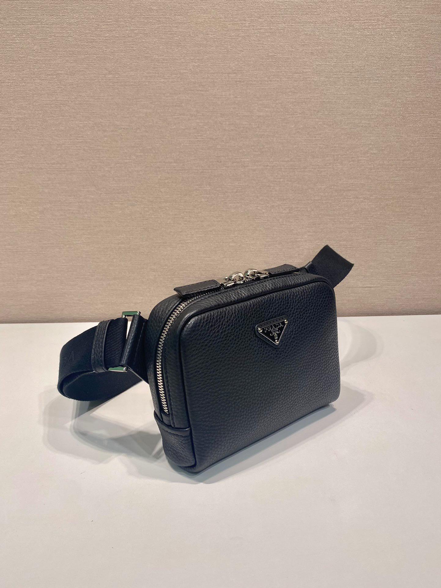 Bolsa Shoulder Couro Preto Placa Triangular
