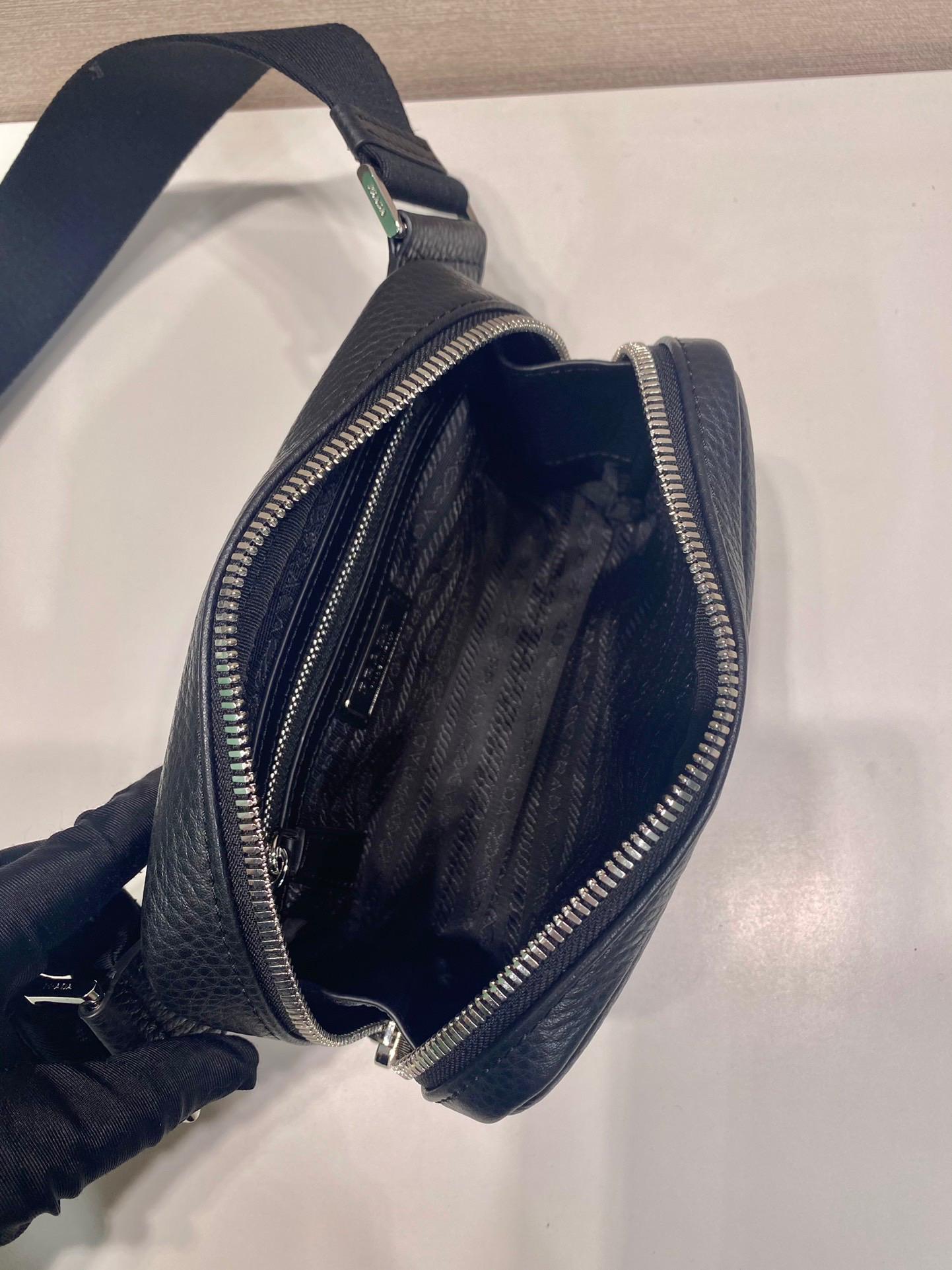 Bolsa Shoulder Couro Preto Placa Triangular