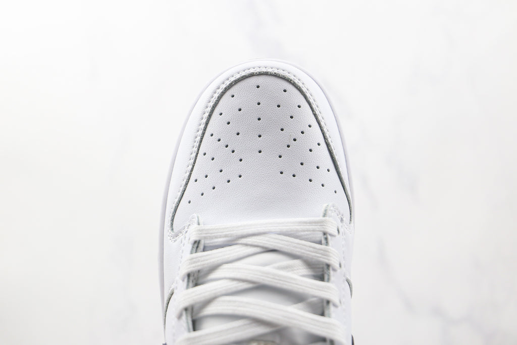 Tênis Cano Baixo Couro Branco com Detalhe Preto