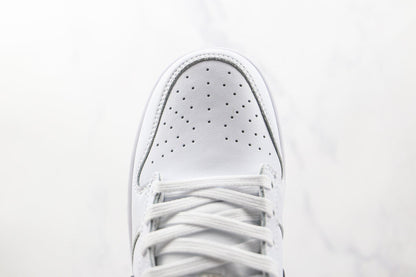 Tênis Cano Baixo Couro Branco com Detalhe Preto