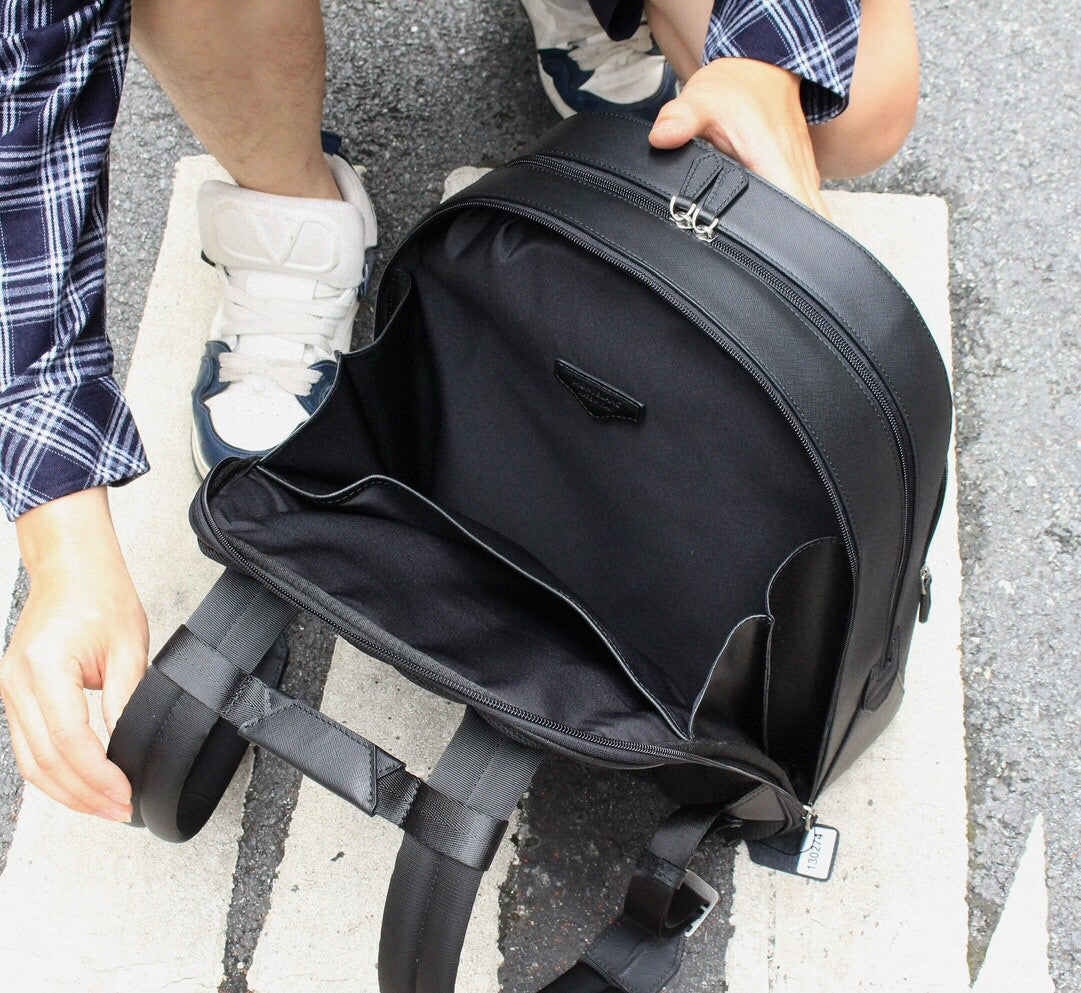 Mochila Nylon Preta com Detalhes Metálicos