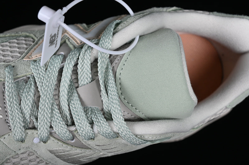 Tênis Runner Couro Cinza Prata Detalhes Verde Musgo