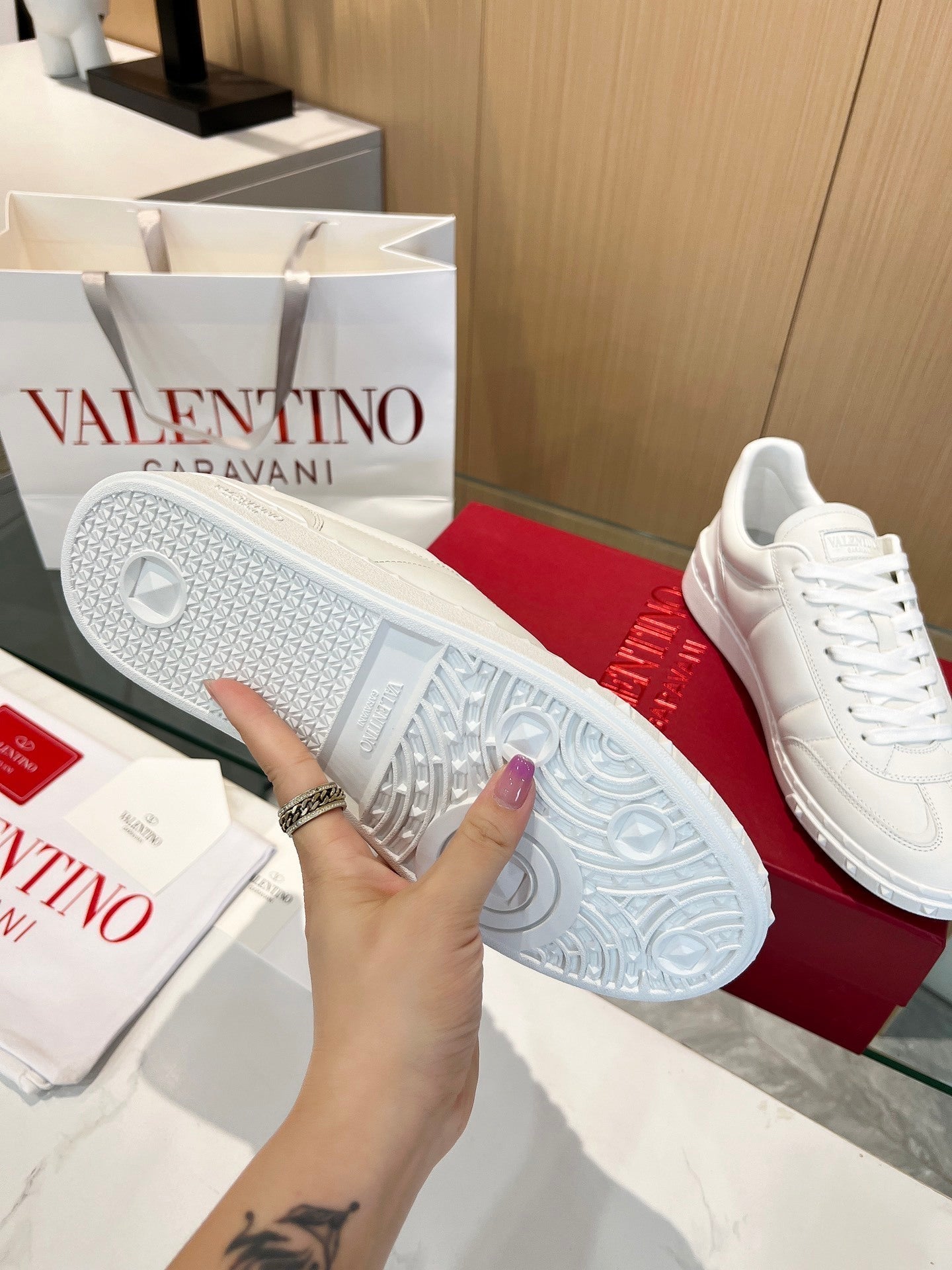 Tênis Couro Cano Alto Branco com Detalhes Coloridos