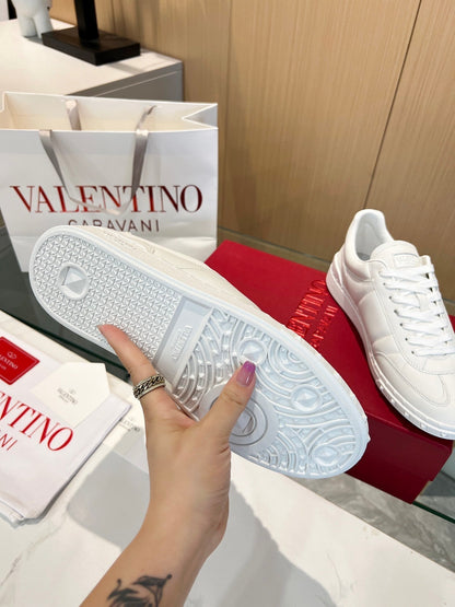 Tênis Couro Cano Alto Branco com Detalhes Coloridos