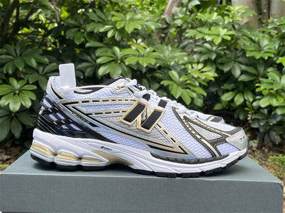 Tênis Runner Malha Branco Detalhes Dourado
