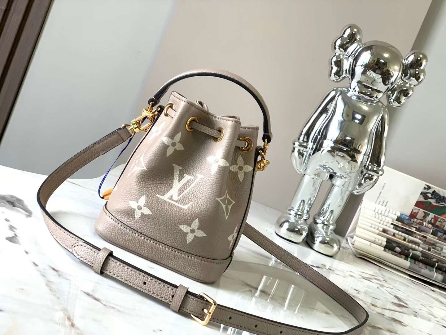 Bolsa Satchel Couro Padrão Monograma Geométrico Marrom Nano