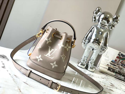 Bolsa Satchel Couro Padrão Monograma Geométrico Marrom Nano