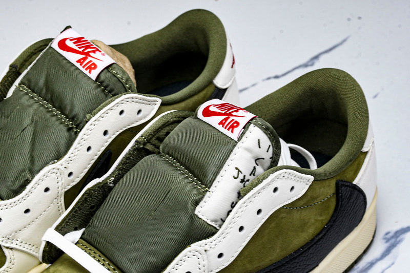 Tênis Cano Baixo Couro Tons de Olive com Detalhes Contrastantes