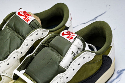 Tênis Cano Baixo Couro Tons de Olive com Detalhes Contrastantes