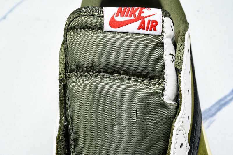 Tênis Cano Baixo Couro Tons de Olive com Detalhes Contrastantes