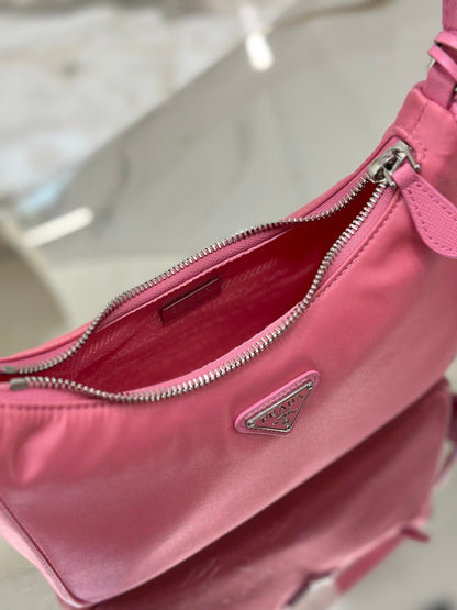 Bolsa Satchel Nylon Mini Placa Triangular