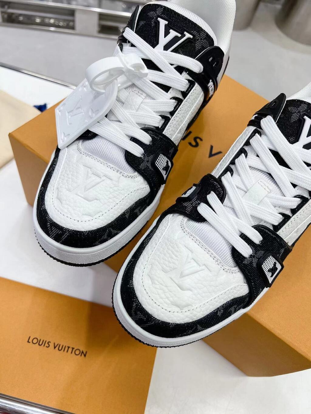 Tênis Casual Couro Branco com Detalhe Preto